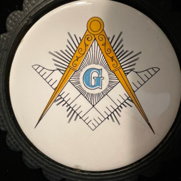 Vintage Trivet cast iron with hand painted ceramic tile of the Freemason symbol - Picture 2 of 8